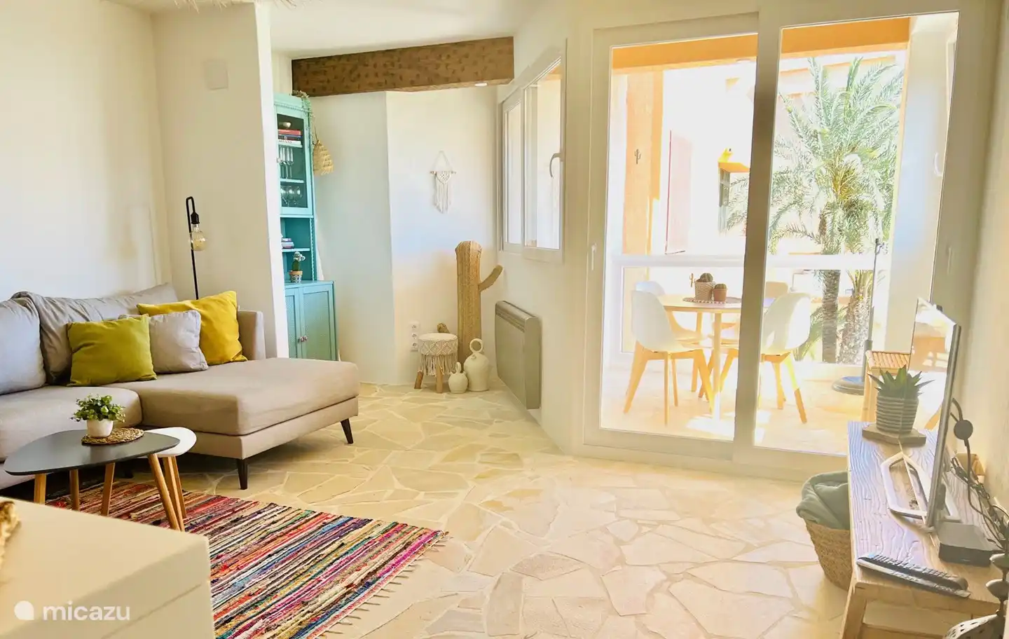 Het terras bereik je door het grote schuifraam in de leefruimte. De richting van het terras is Z.O.