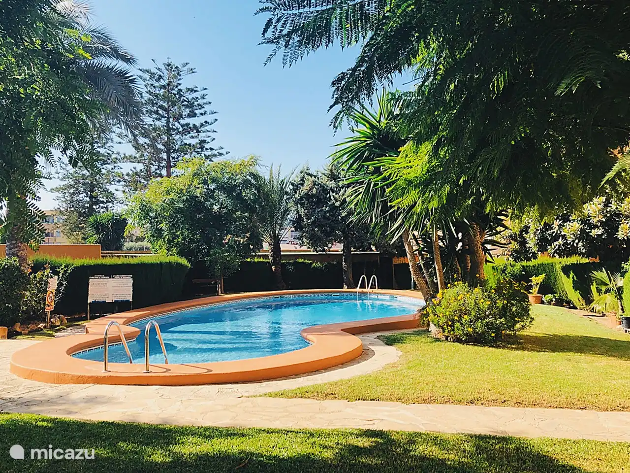 Bij het appartement is ook een zwembad, een berging met strandspullen op het gelijkvloers én een overdekte privé parkeerplaats. Zo verlies je geen tijd met zoeken naar een parkeerplaatsje 