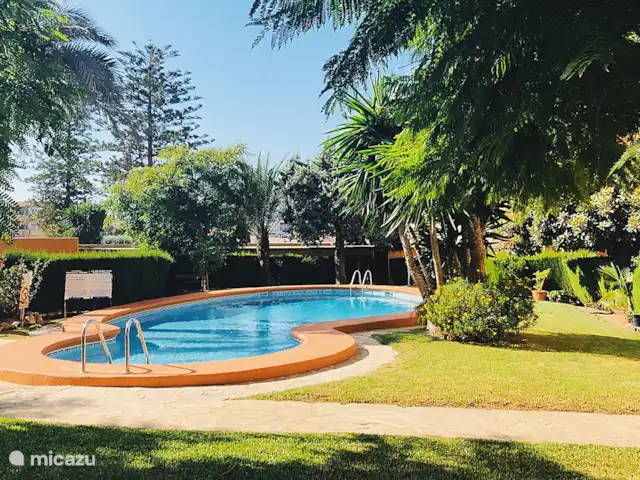 Perla del Arenal * 100m del bulevar en España, Costa Blanca, Jávea - apartamento El apartamento también cuenta con una piscina, un trastero con equipamiento de playa en la planta baja y una plaza de aparcamiento privado cubierto. De esta forma no pierdes tiempo buscando una plaza de aparcamiento