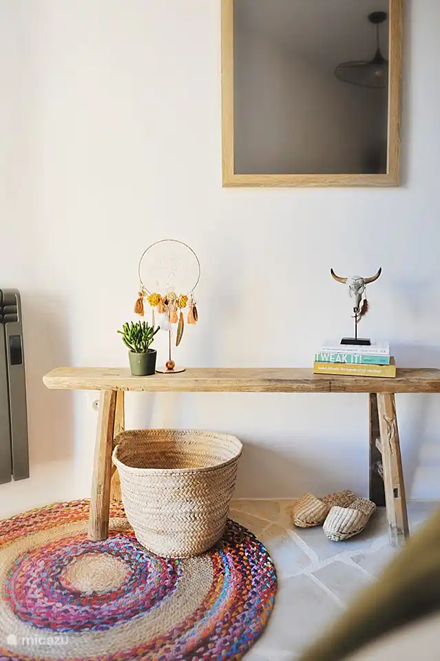 Detail in de master bedroom. In het appartement liggen ook diverse boeken ter beschikking.