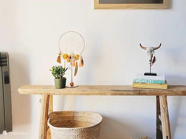 Perla del Arenal * 100m del bulevar en España, Costa Blanca, Jávea - apartamento Detalle en el dormitorio principal. Varios libros también están disponibles en el apartamento.