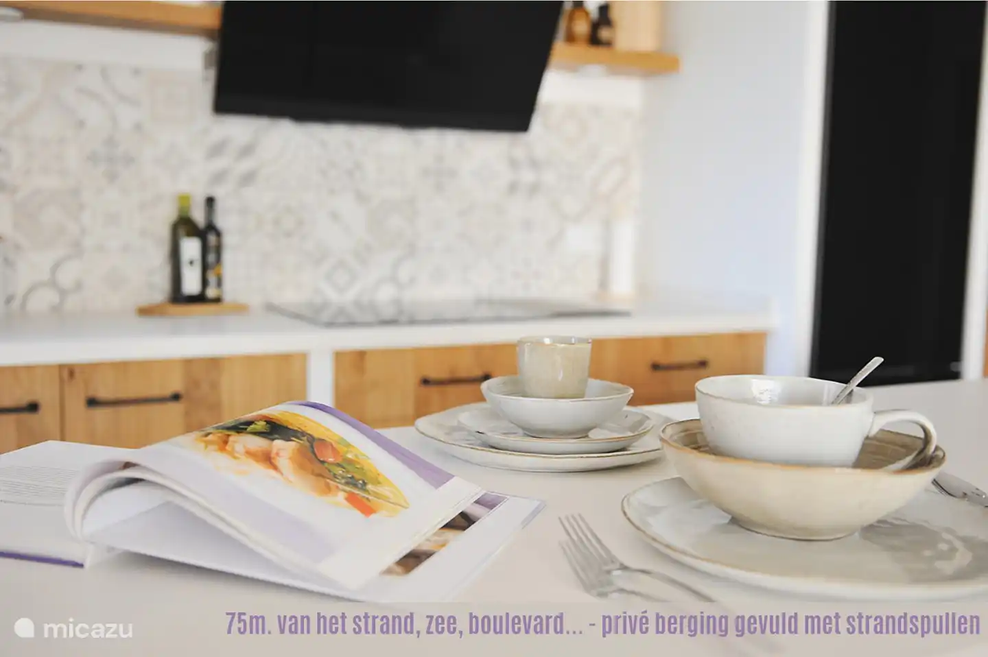 De kasten zijn gevuld met mooi servies, diverse glazen, bestekken, kookgerei...Werkelijk alles is aanwezig wat je in een keuken verwacht + vele extra's (olie, kruiden, mixer, flesopener, blikopener, wijnkoeler, karaf, broodmandjes, eierdopjes...) 