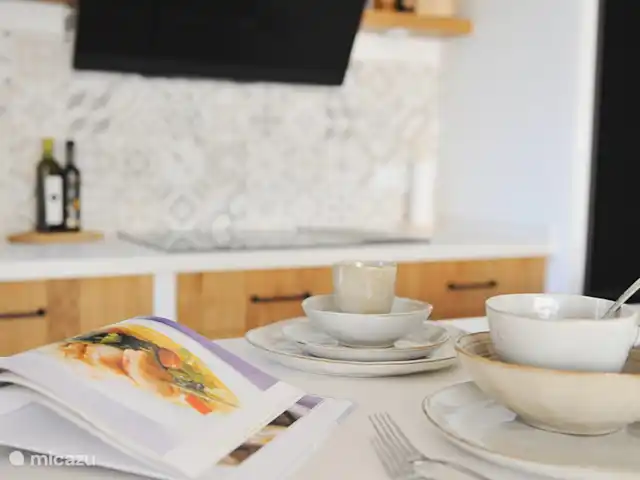 Perla del Arenal * 100m del bulevar en España, Costa Blanca, Jávea - apartamento Los armarios están llenos de preciosa vajilla, varios vasos, cubiertos, utensilios de cocina... Todo lo que se espera de una cocina está ahí + muchos extras (aceite, especias, batidora, abridor de botellas, abrelatas, enfriador de vino, jarra, cestas de pan). , hueveras... .)
