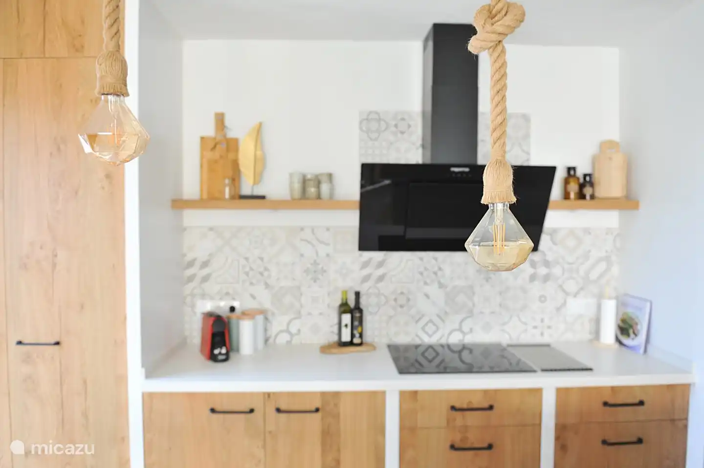 De open keuken werd door ons ontworpen en het werkblad is bvb iets hoger dan de standaard keukens