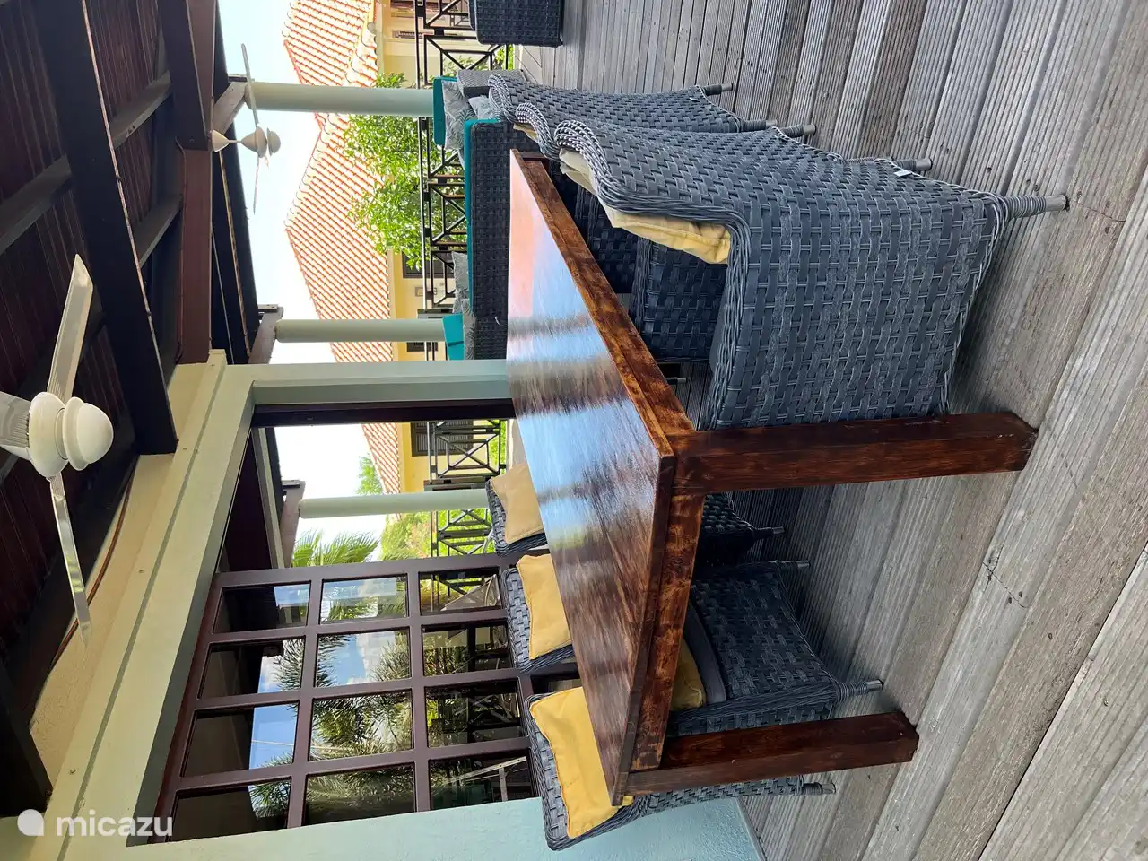 table à manger confortable dans un magnifique jardin tropical