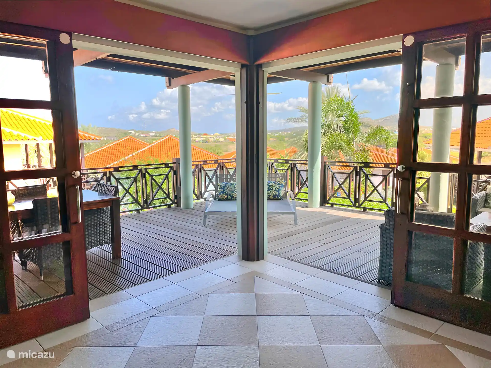 Charmant se prélasser sur le porche. intérieur = extérieur