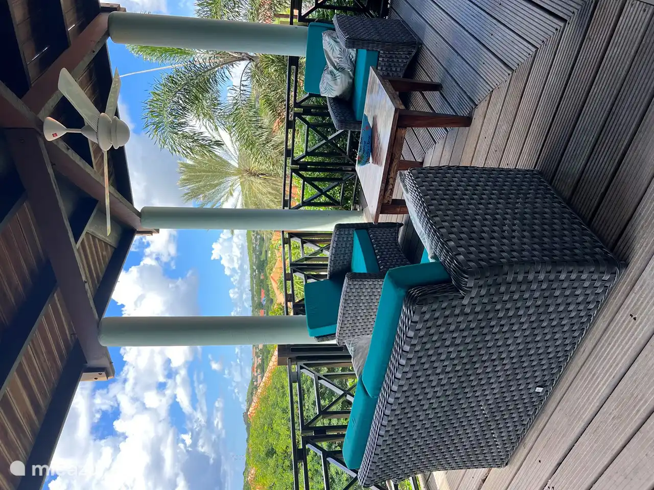 salon confortable situé dans un magnifique jardin tropical