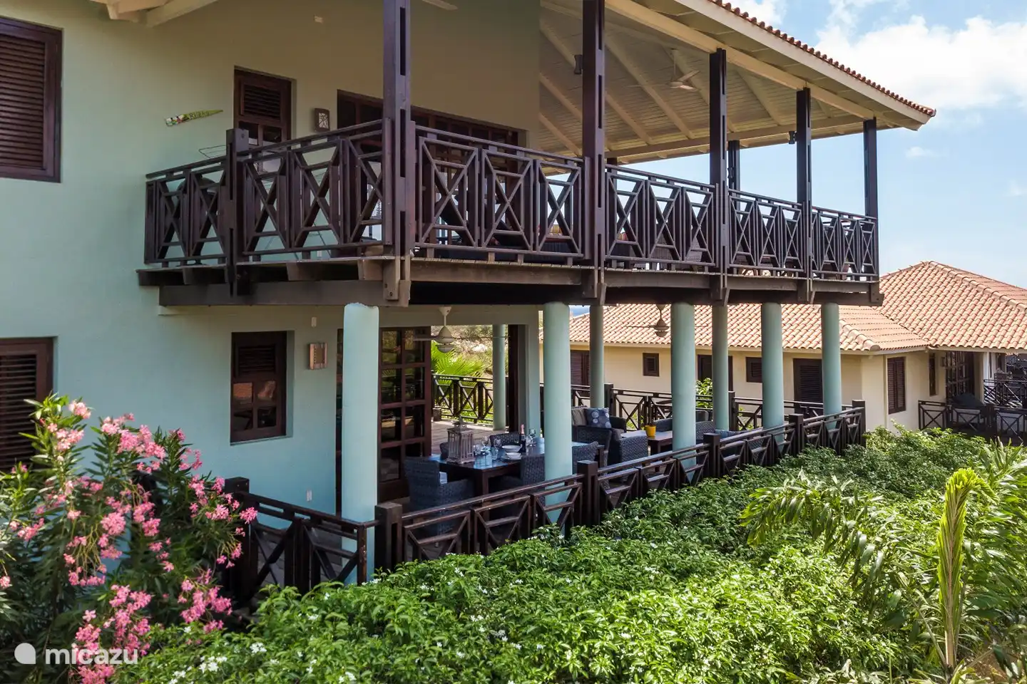 Porche dans un cadre tropical