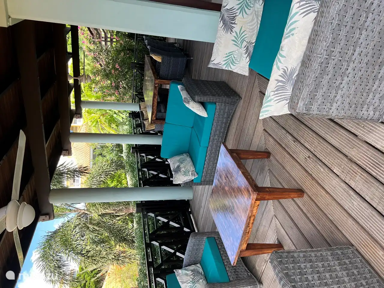 salon confortable situé dans un magnifique jardin tropical