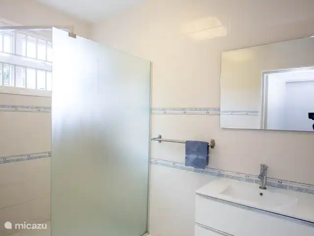 Location de Vacances Suriname, Paramaribo, Paramaribo, appartement - Kamra B - Oso Josich Salle de bain avec douche pluie avec eau chaude et froide