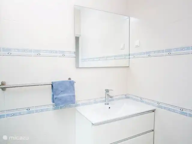 Location de Vacances Suriname, Paramaribo, Paramaribo, appartement - Kamra B - Oso Josich Lavabo dans la salle de bain