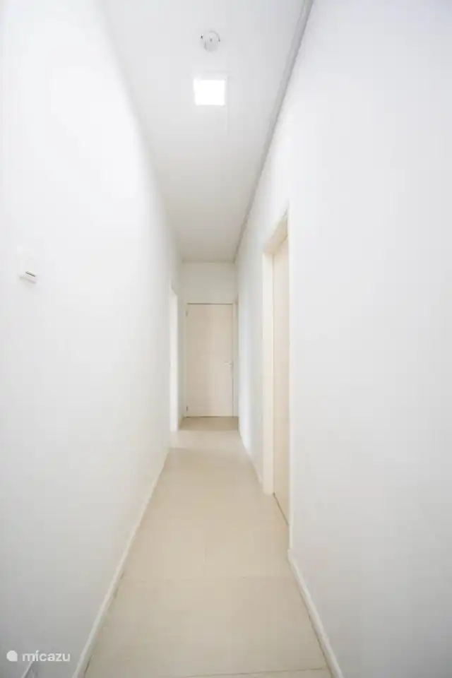 Le couloir vers les chambres, le salon, la cuisine et la salle de bain