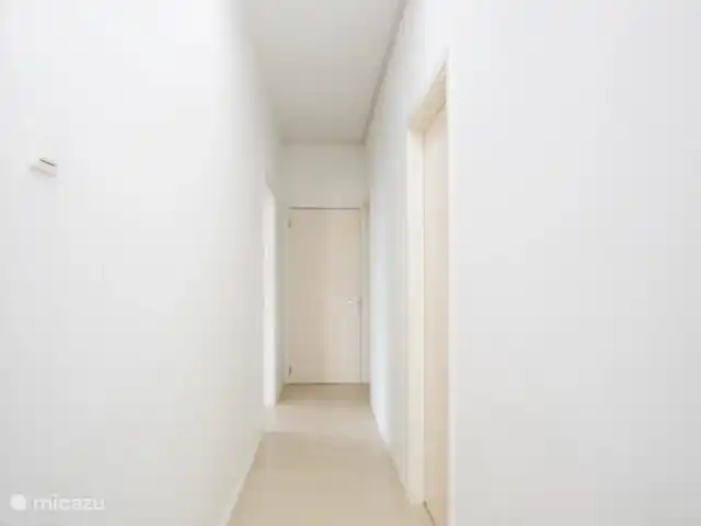 Location de Vacances Suriname, Paramaribo, Paramaribo, appartement - Kamra B - Oso Josich Le couloir vers les chambres, le salon, la cuisine et la salle de bain