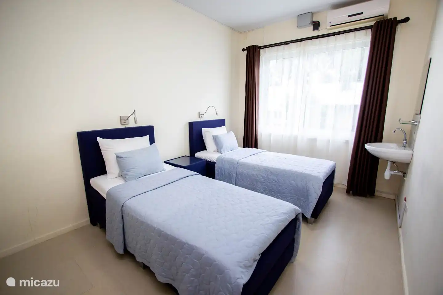 Chambre 3 avec deux lits simples et lavabo