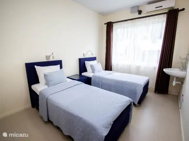 Location de Vacances Suriname, Paramaribo, Paramaribo, appartement - Kamra B - Oso Josich Chambre 3 avec deux lits simples et lavabo
