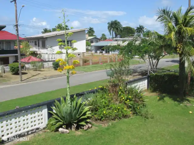 Location de Vacances Suriname, Paramaribo, Paramaribo, appartement - Kamra B - Oso Josich La vue depuis le balcon avant