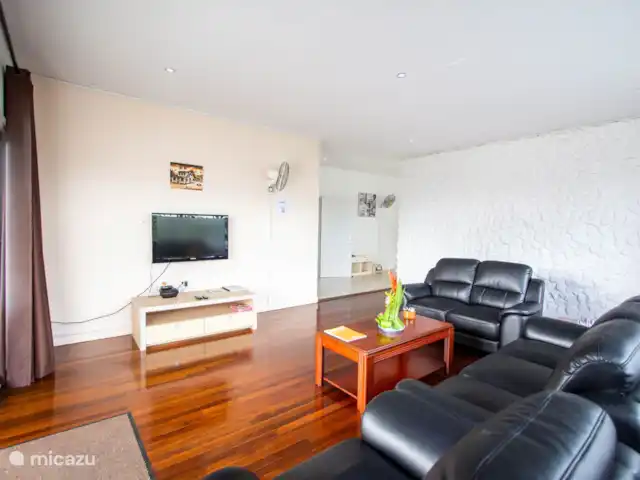 Location de Vacances Suriname, Paramaribo, Paramaribo, appartement - Kamra B - Oso Josich Salon avec télévision