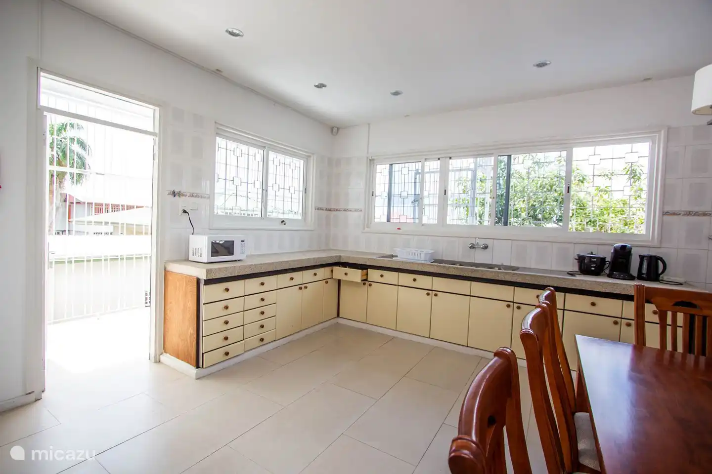 Cuisine spacieuse avec long plan de travail