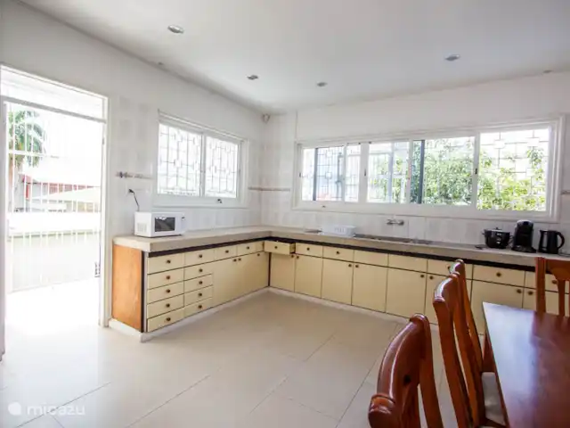 Location de Vacances Suriname, Paramaribo, Paramaribo, appartement - Kamra B - Oso Josich Cuisine spacieuse avec long plan de travail