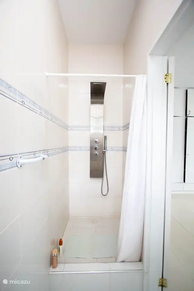 Salle de bain dans la chambre principale