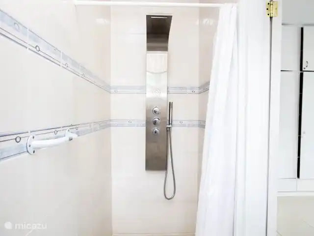 Location de Vacances Suriname, Paramaribo, Paramaribo, appartement - Kamra B - Oso Josich Salle de bain dans la chambre principale