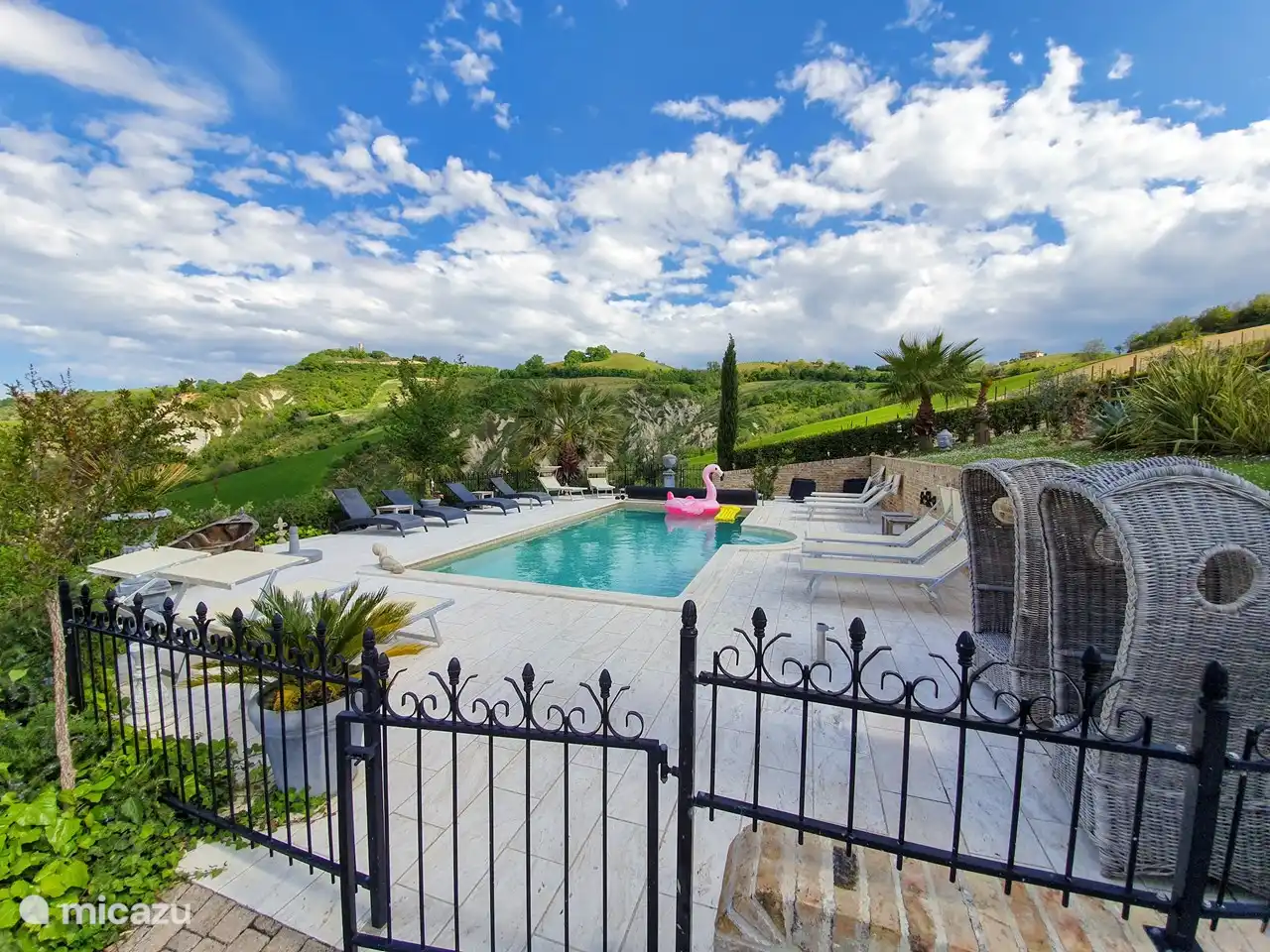 Pool mit schönen Liegestühlen und schöner Aussicht