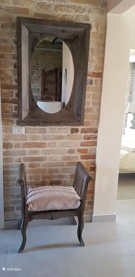 Spiegel im Wohnzimmer im Erdgeschoss