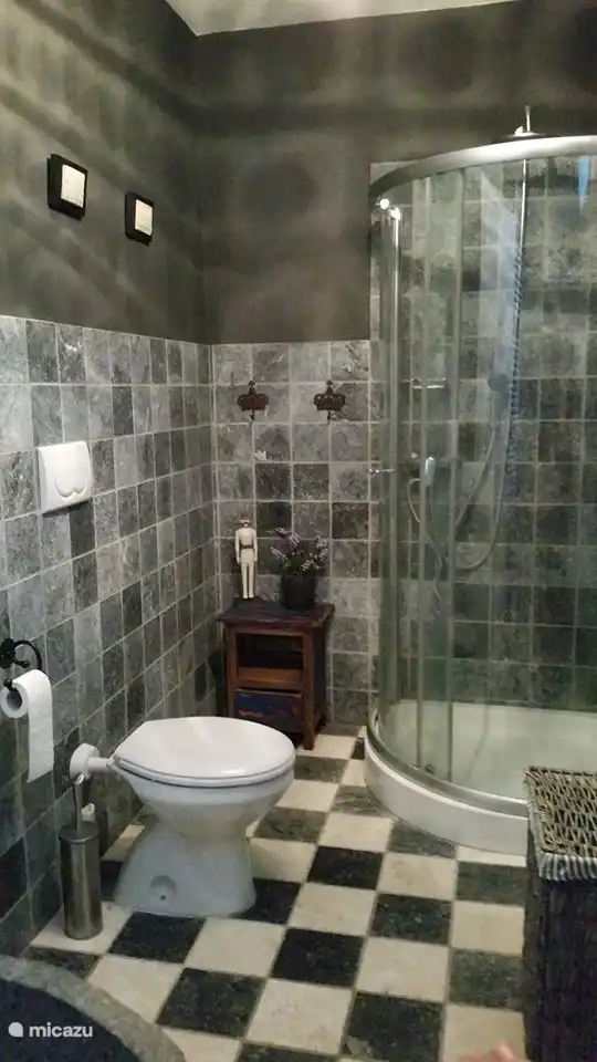 kleines Bad in der Nähe der Suite