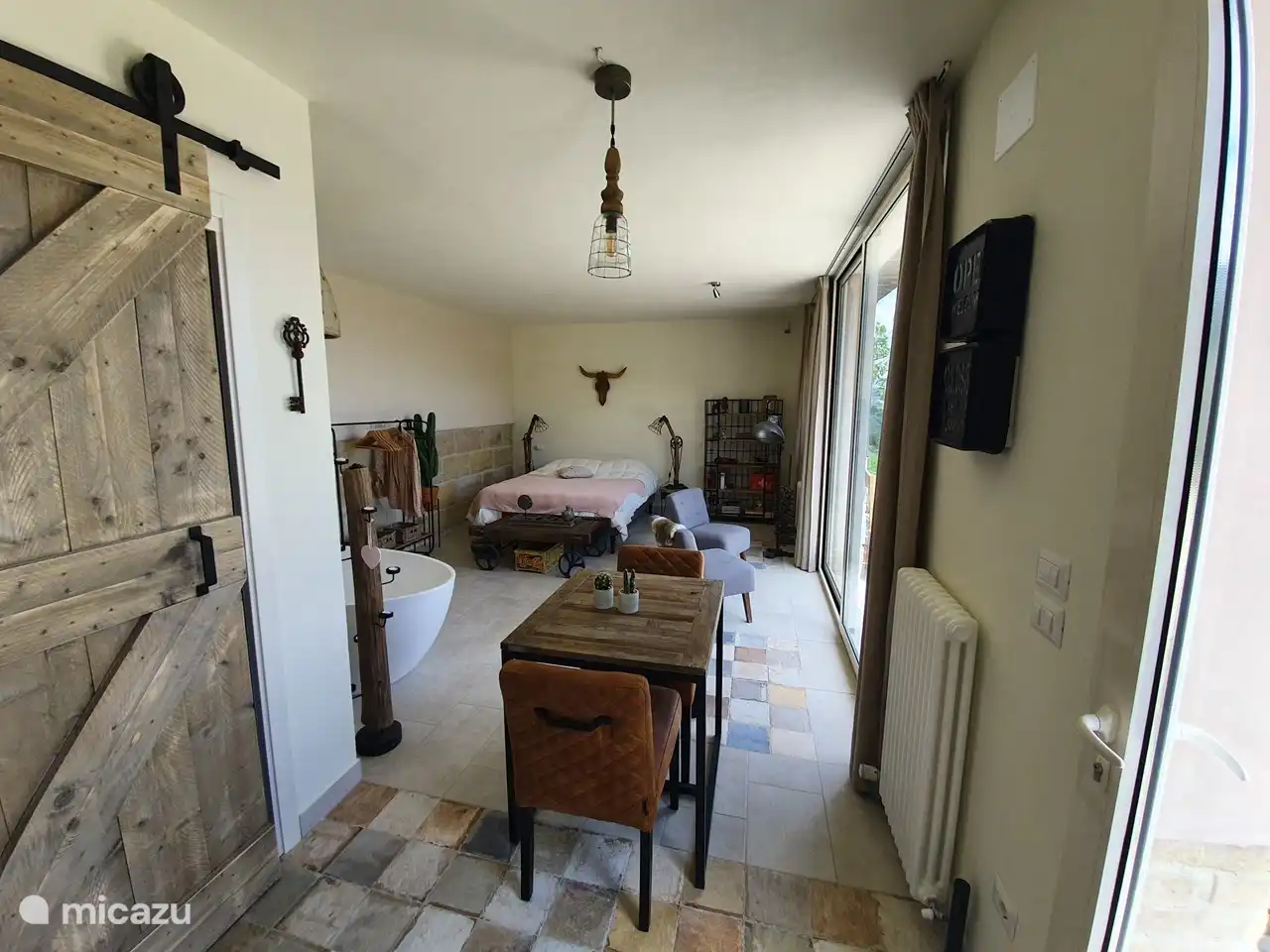 Schlafzimmer im Erdgeschoss mit Bad und Bad und Kochnische