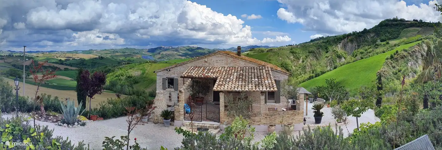 Panoramafoto von der Vorderseite der Casa la Farfalla