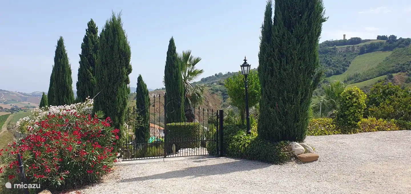 Einfahrt vom Parkplatz aus