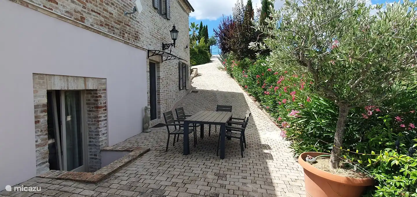 Seite des Hauses mit extra Terrasse