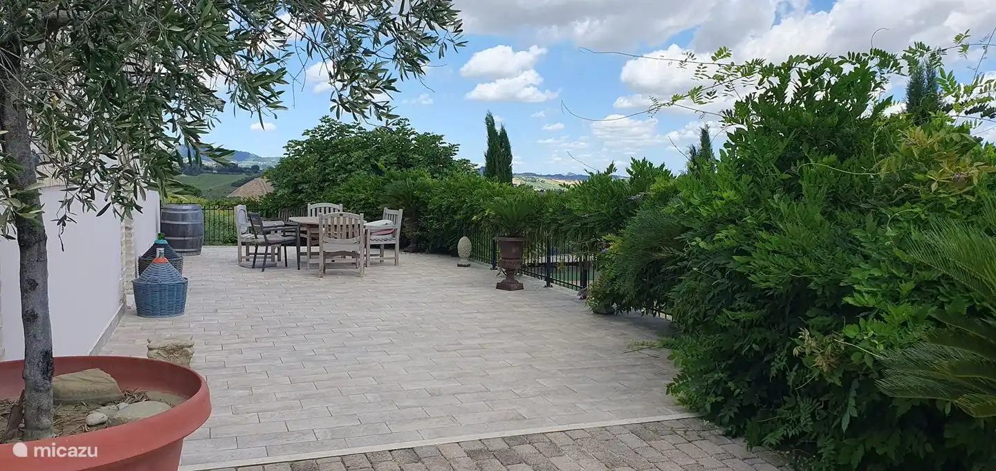 Rückseite des Hauses mit Terrasse