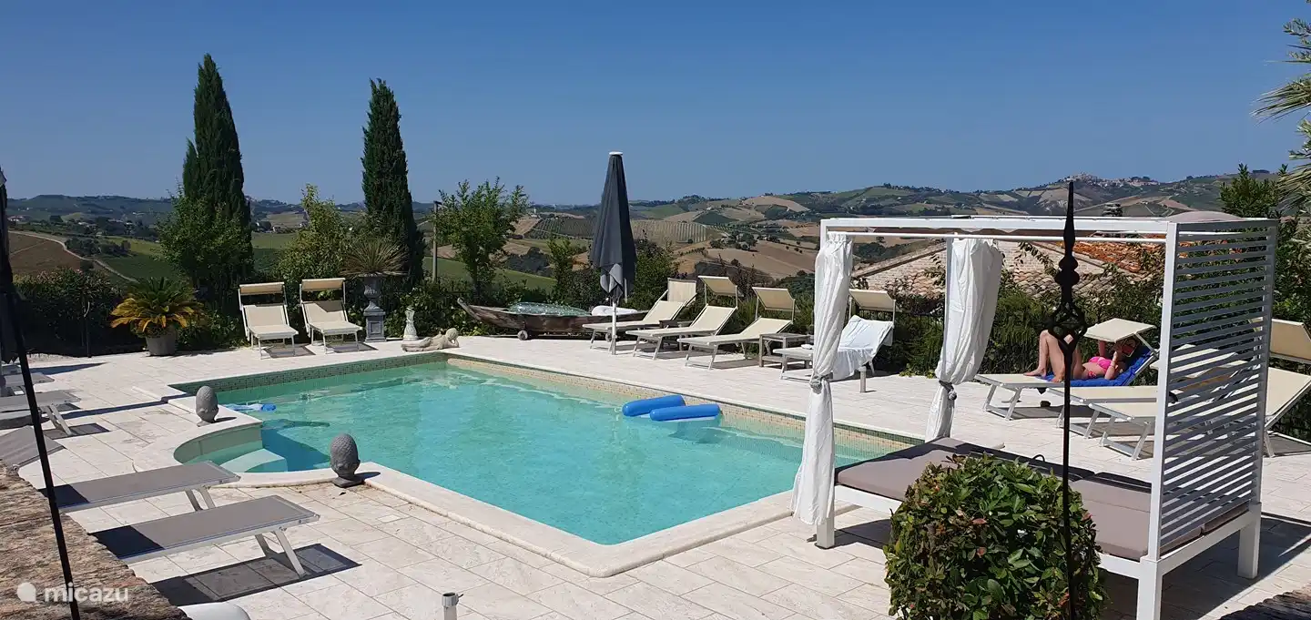 Das Schwimmbad mit Kinderbetten