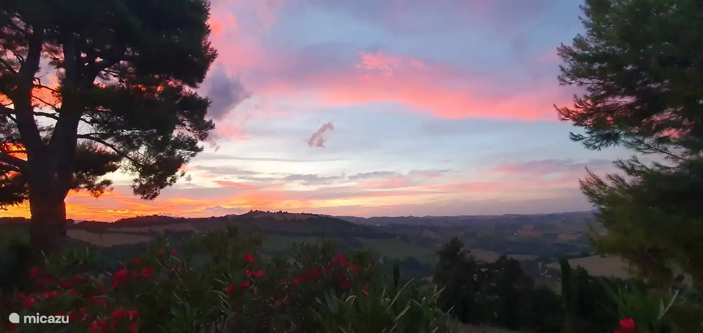 Schöner Abendsonnenuntergang von einer der Terrassen