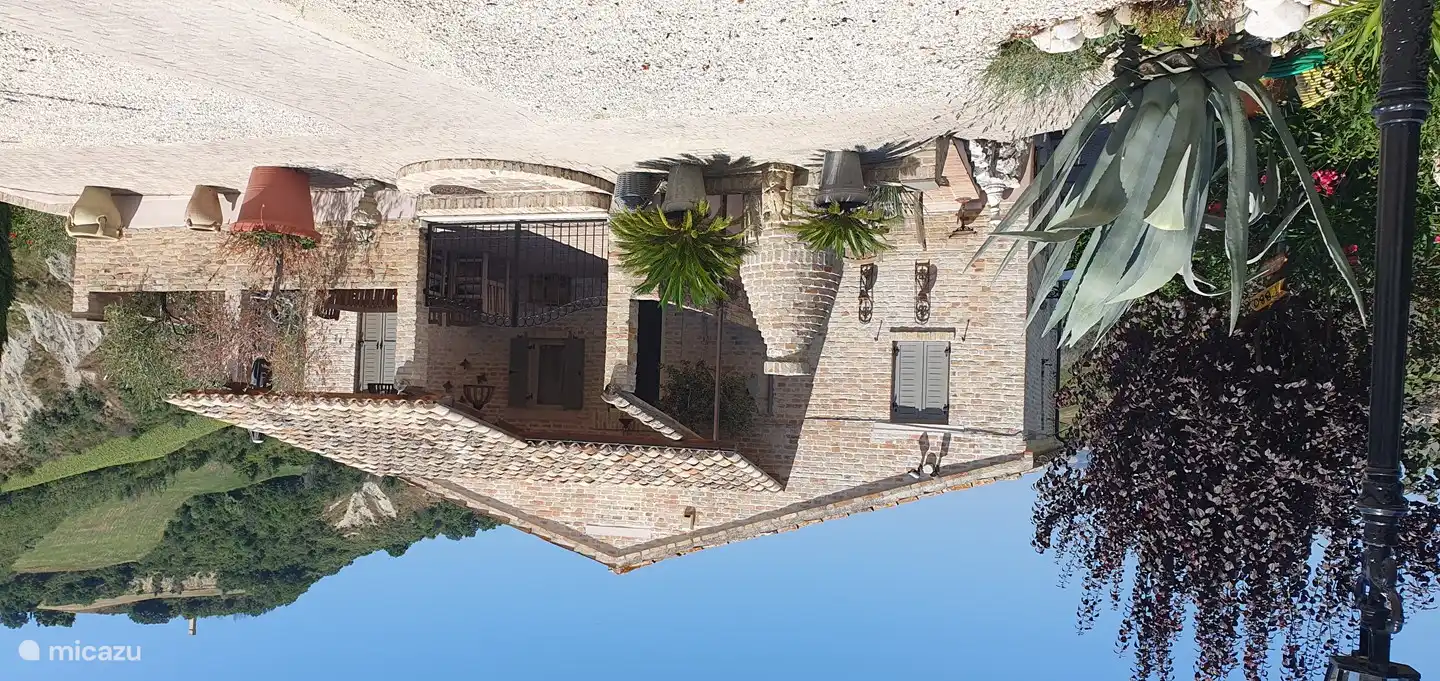 Vorderseite des Hauses und Dachgeschoss