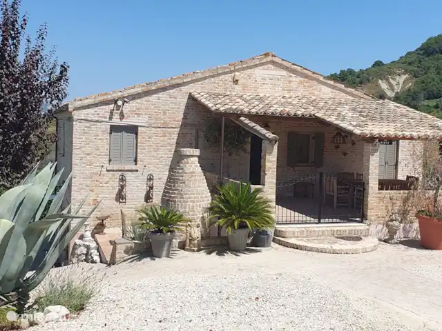 Casa La Farfalla huren in Italië, Marche, Offida - villa voorkant vd woning en bovenste verdieping