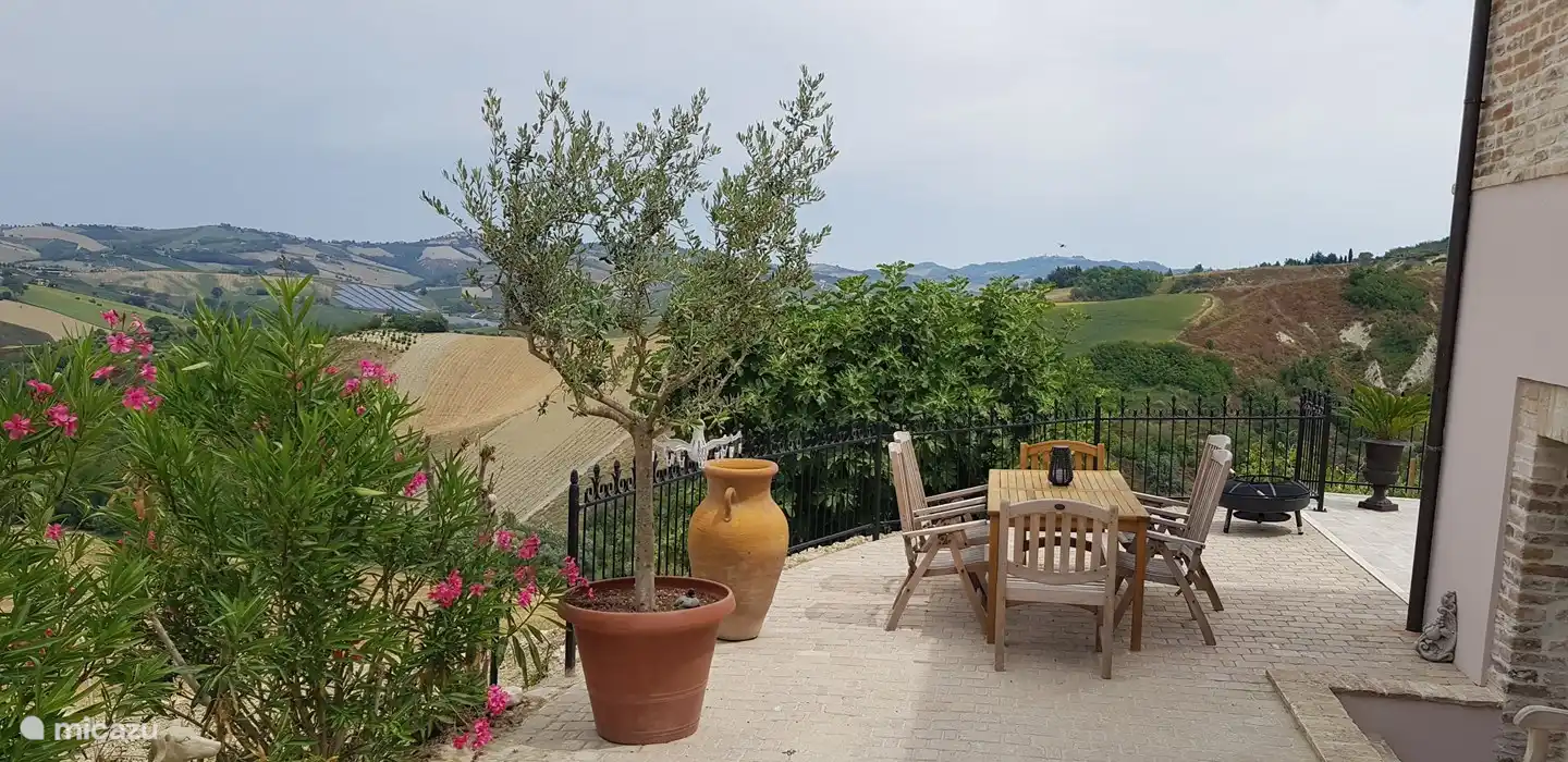 Terrasse an der Seite