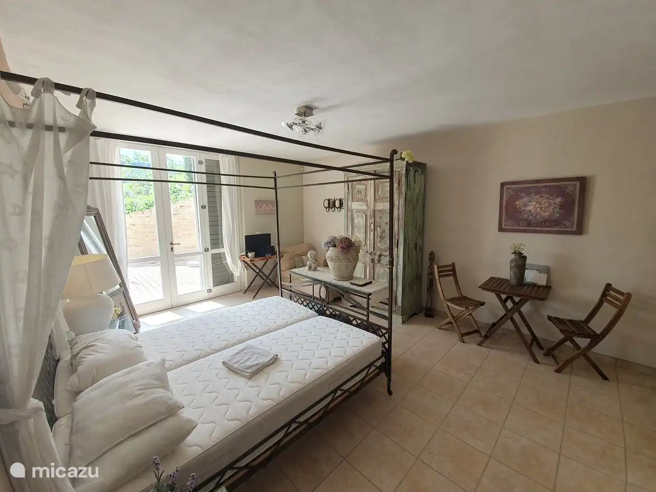 Suite Schlafzimmer mit Bad und Küchenschrank