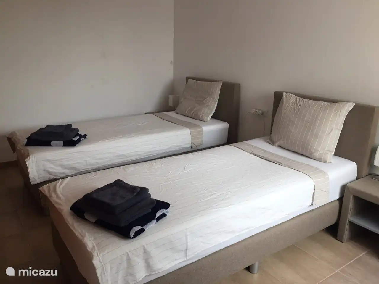 Bedroom with 2 single beds (fan)