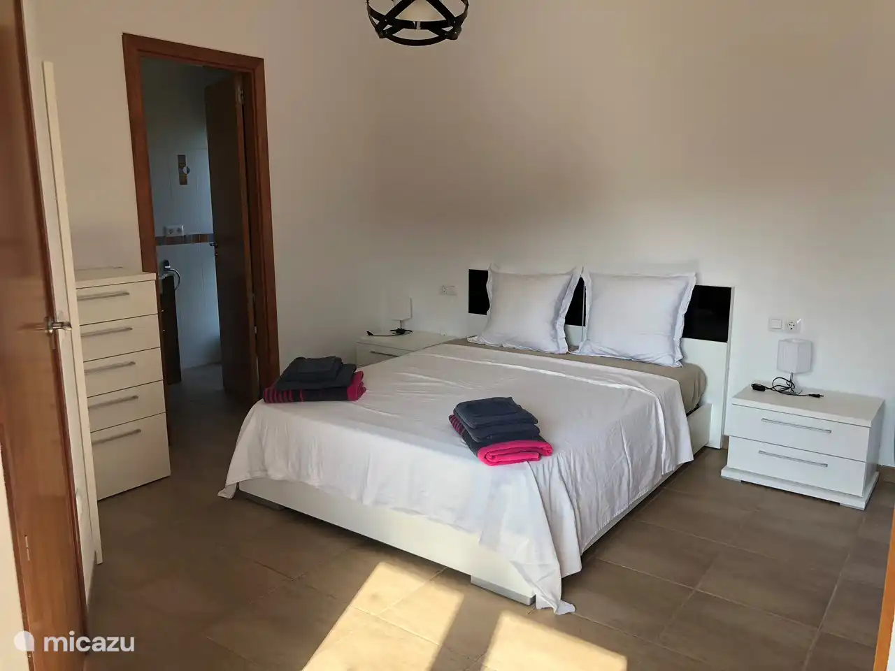 Bedroom + bathroom (air conditioning)