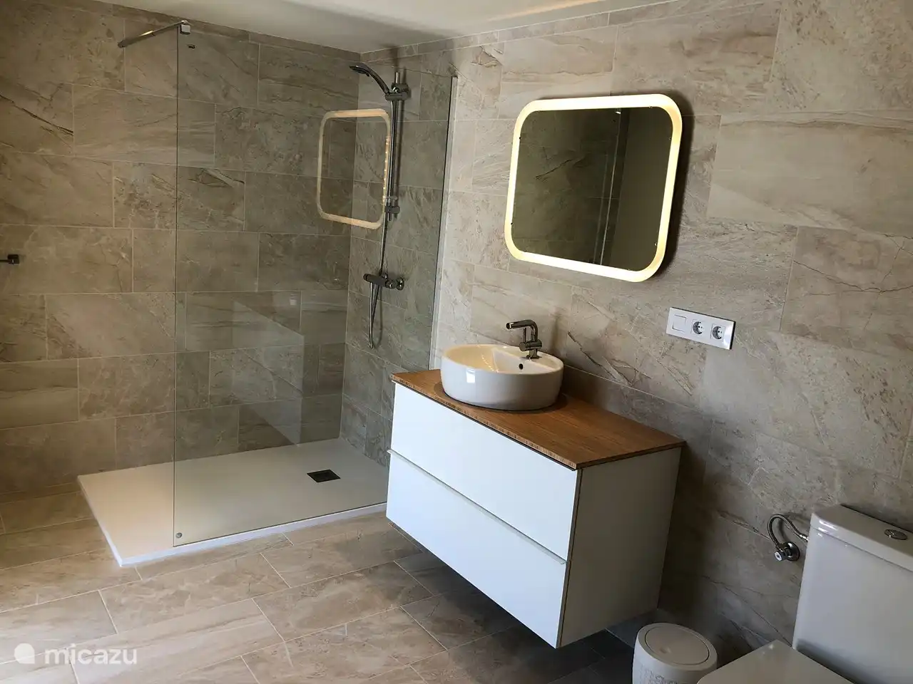 Bathroom + toilet at the height of the swimming pool