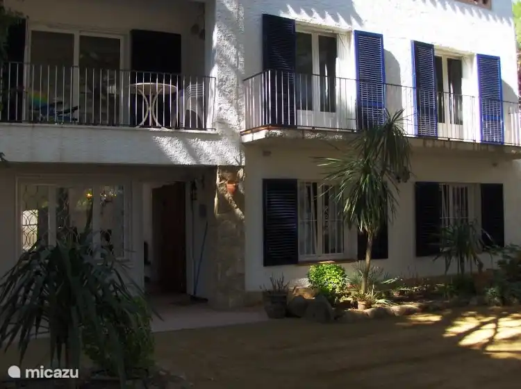 Front view - Parking