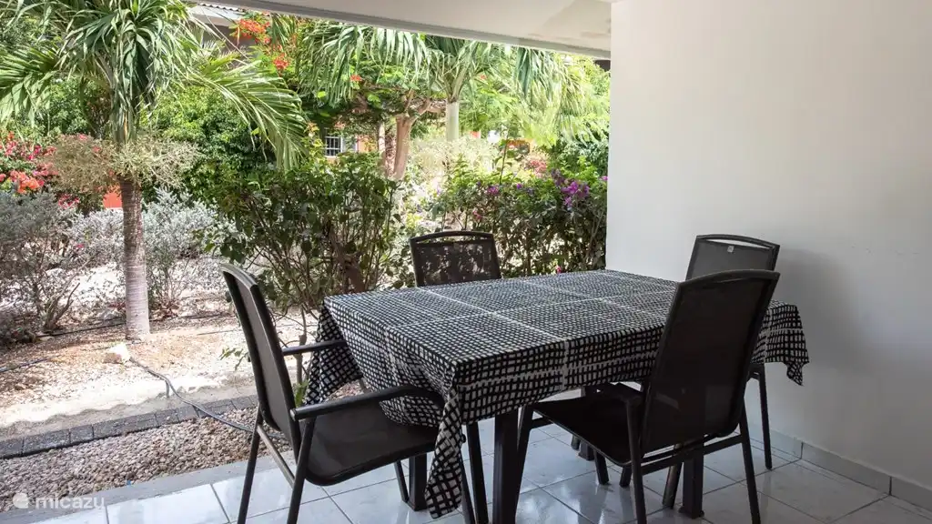 Terrasse donnant sur le jardin.