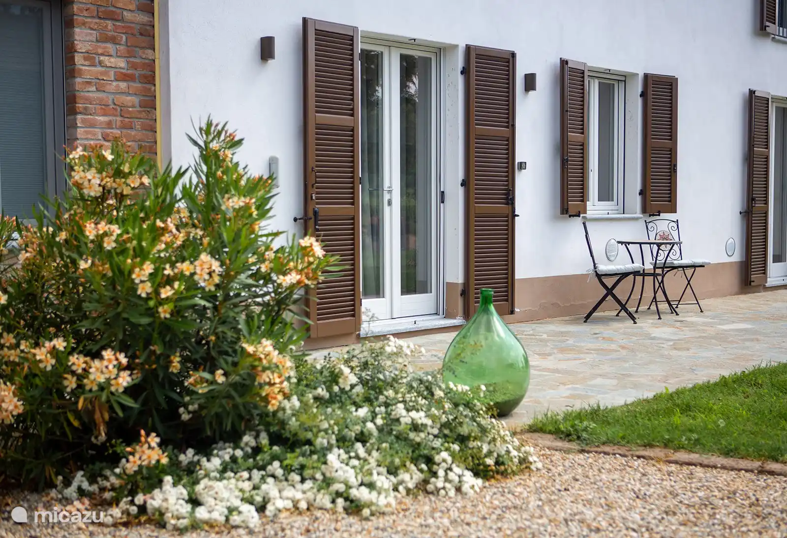 Jardín delantero con asientos