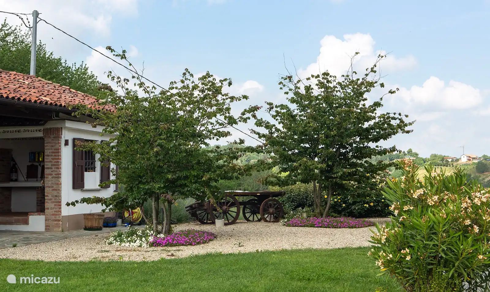 Jardín delantero de la pizzería