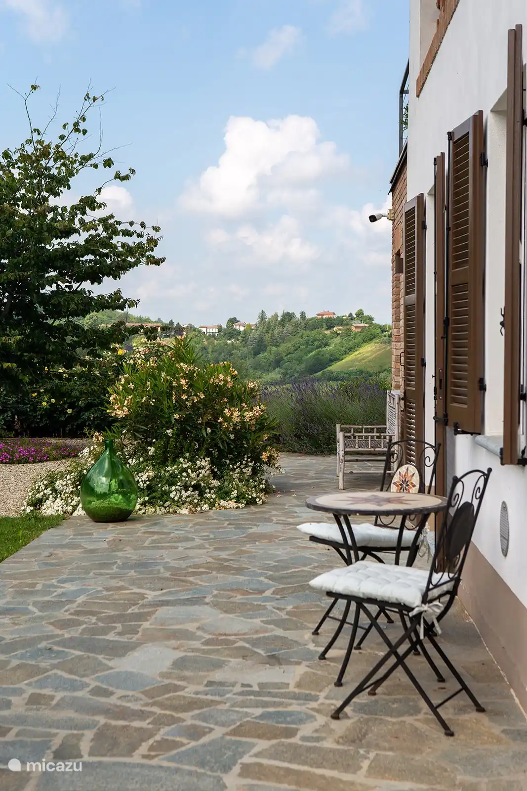 Asiento frente a la casa