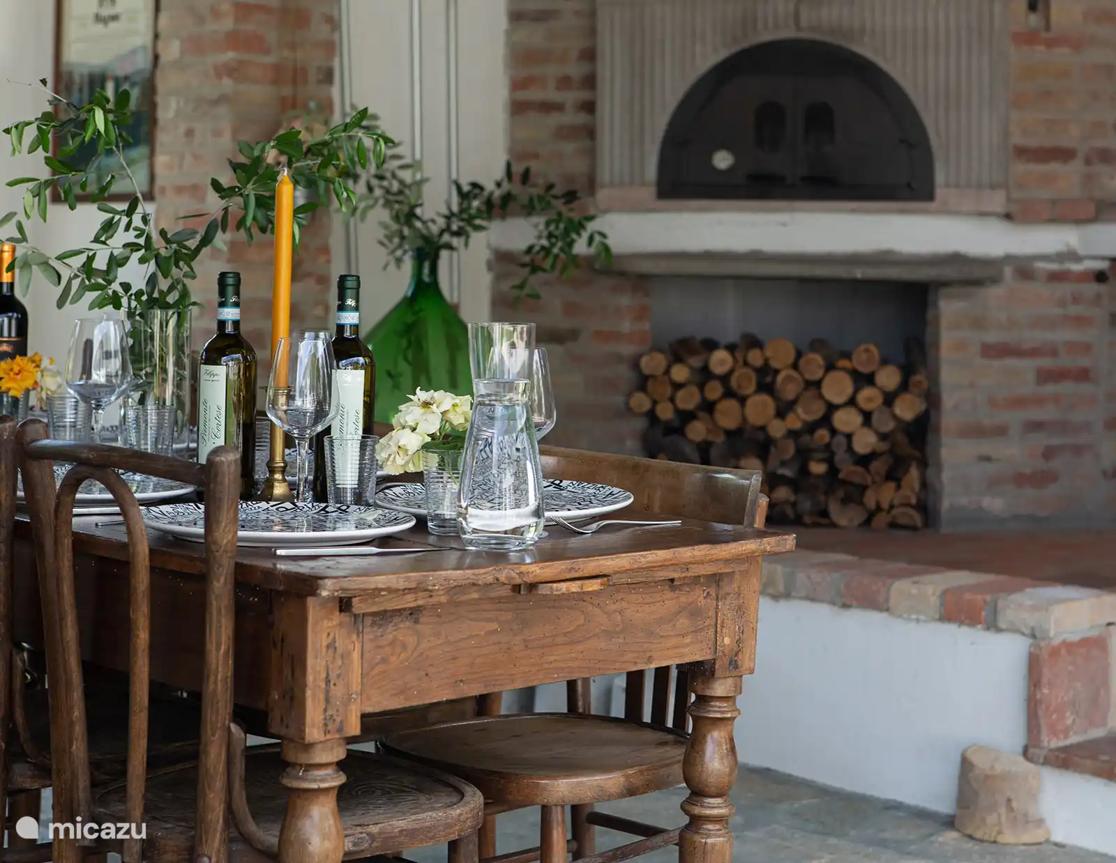 Poner mesa en pizzería