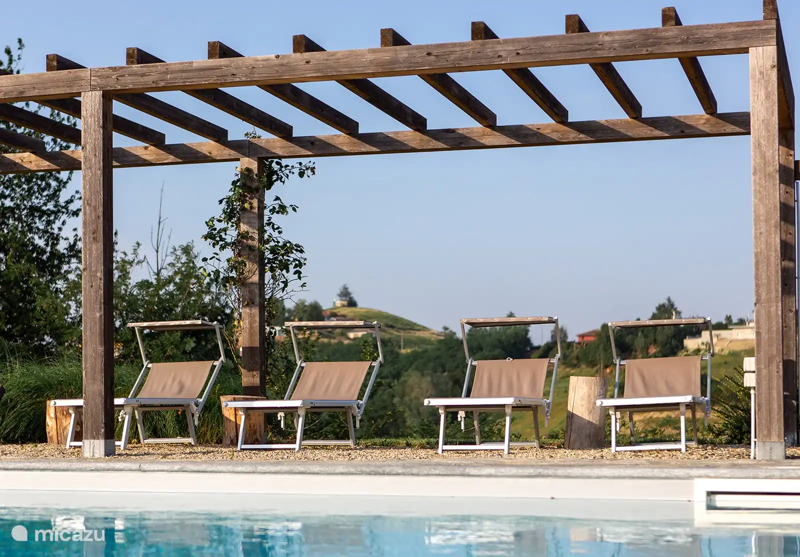 Pérgola con tumbonas