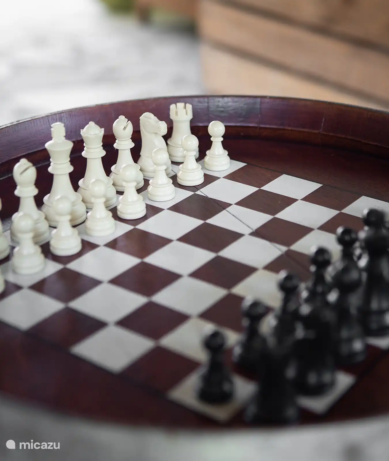 Tablero de ajedrez en barril de vino